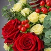 Букет из красных и кремовых роз – Цветочный рай 2